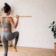 3 ejercicios fáciles para fortalecer el abdomen que se pueden hacer en casa con un palo de escoba
